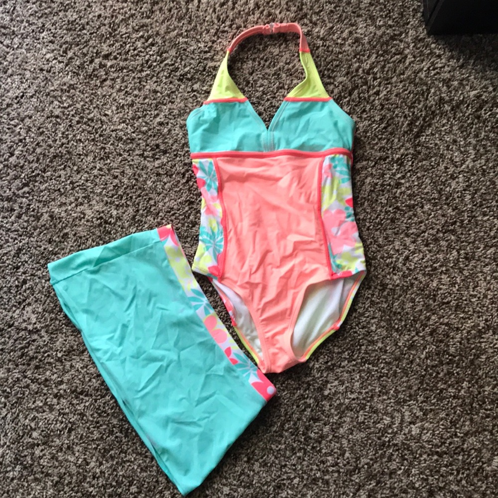 🌞 Cute, one piece with matching skirt! 🌞